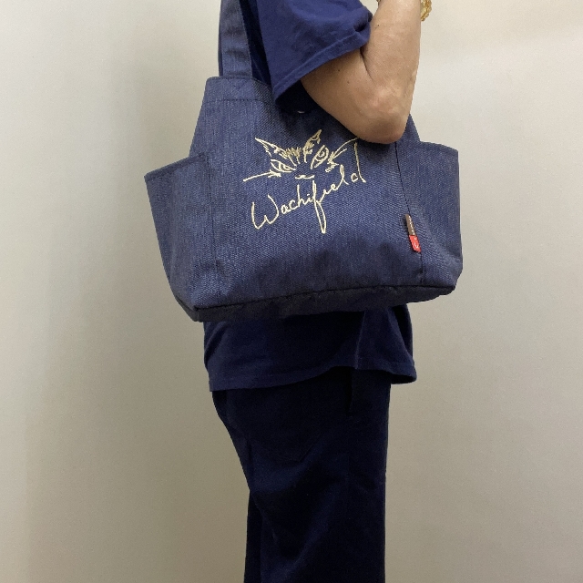 猫のダヤンのサイドポケットトートバッグ「ダヤン」柄デニムブルー色を肩に掛けた画像