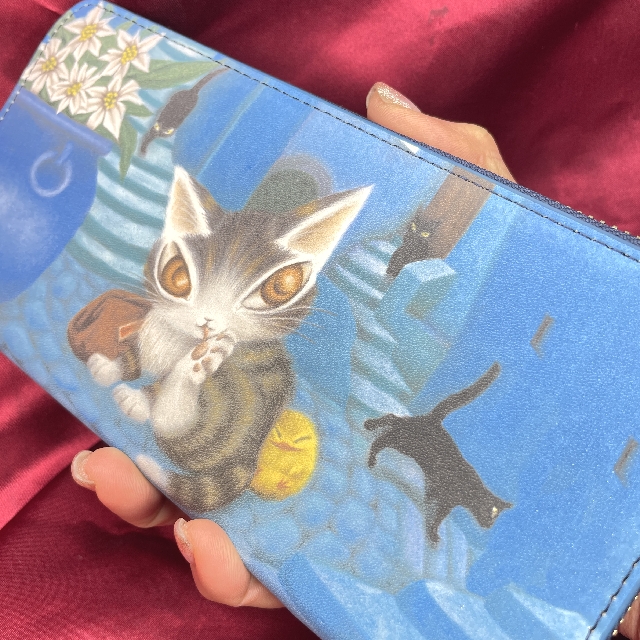 猫のダヤンの本牛革ラウンドファスナー長財布青い街柄を手に持った画像