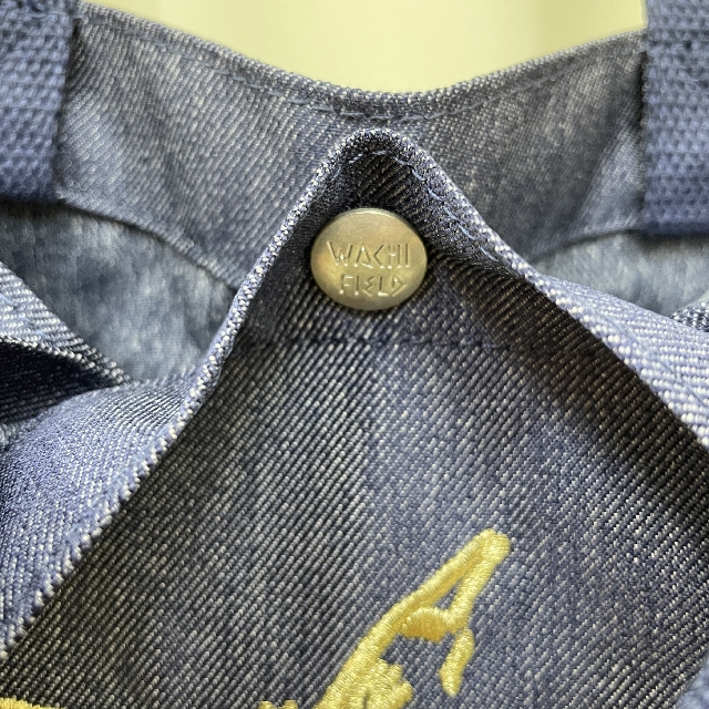 猫のダヤンのサイドポケットトートバッグ「ダヤン」柄デニムブルー色のボタンの画像