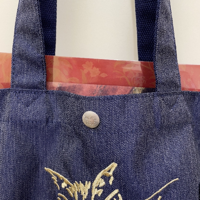 猫のダヤンのサイドポケットトートバッグ「ダヤン」柄デニムブルー色にファイルを入れた画像