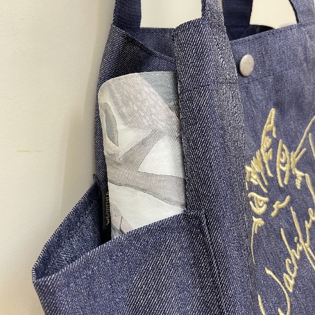 猫のダヤンのサイドポケットトートバッグ「ダヤン」柄デニムブルー色の脇ポケットに折りたたみ傘を入れた画像